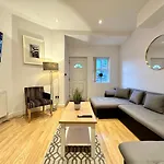 Large 4 Bedroom Home, Close To Leeds City Centre